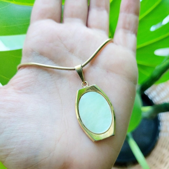 Vintage Gold Mother of Pearl Necklace - Picture 5 of 8